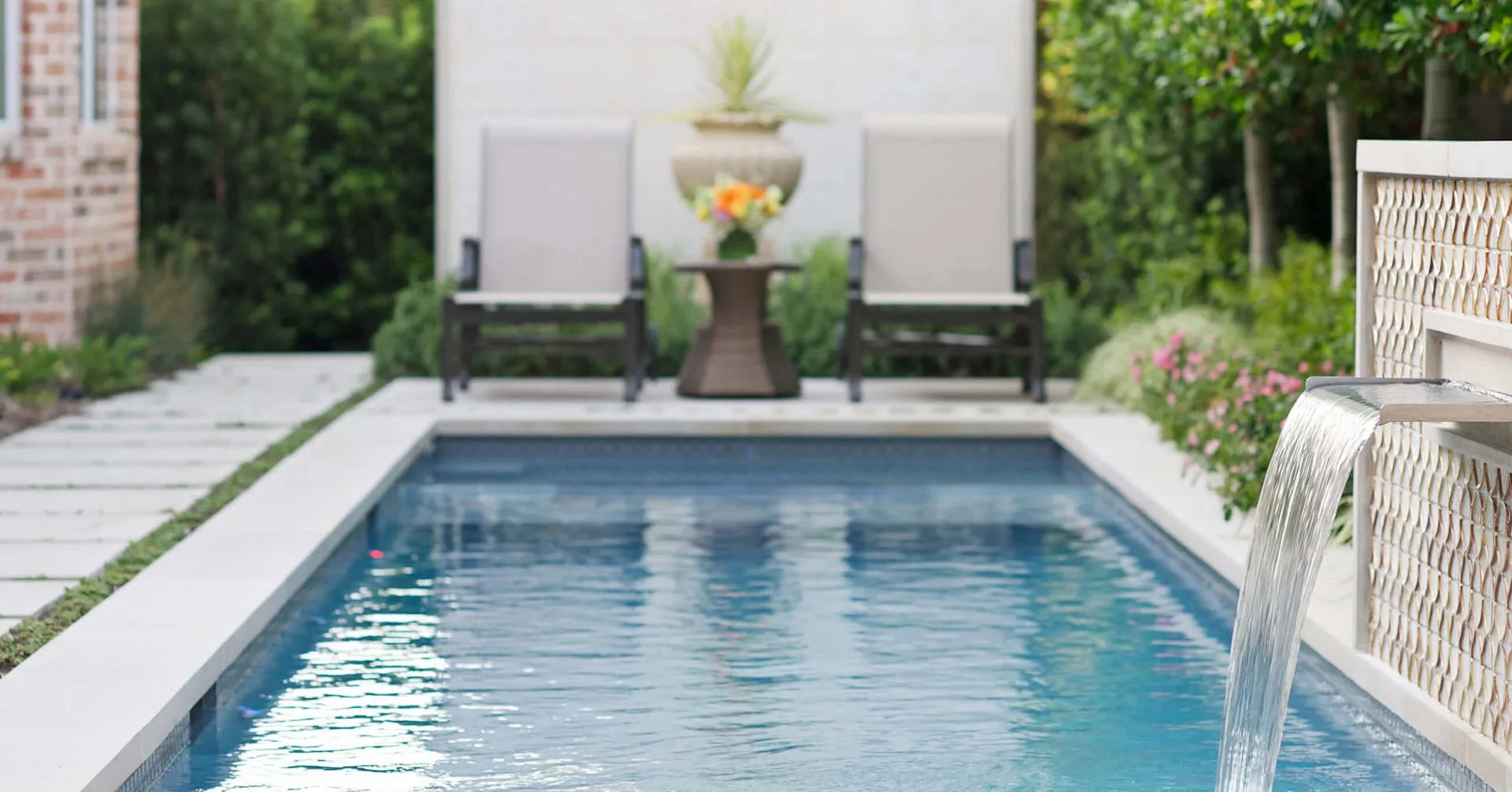 Custom luxury pool by Bonick Landscaping